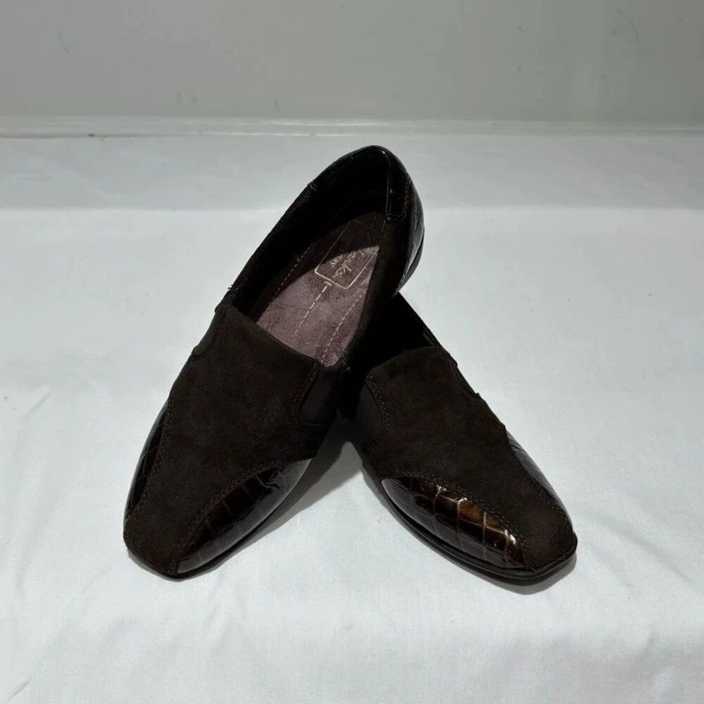Clarks Everyday slip-on shoes Size 6.5